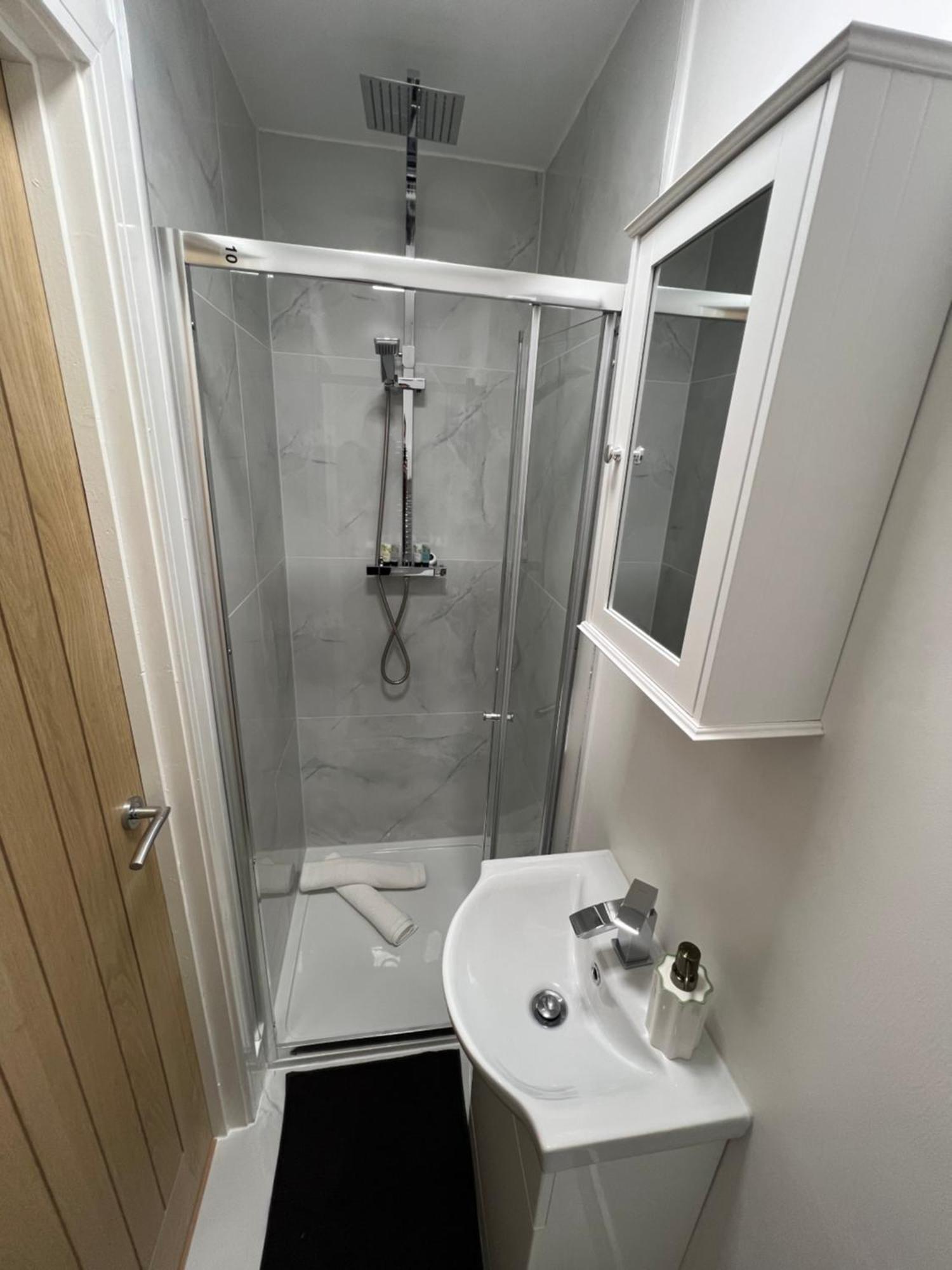 Modern Suite Feltham Buitenkant foto