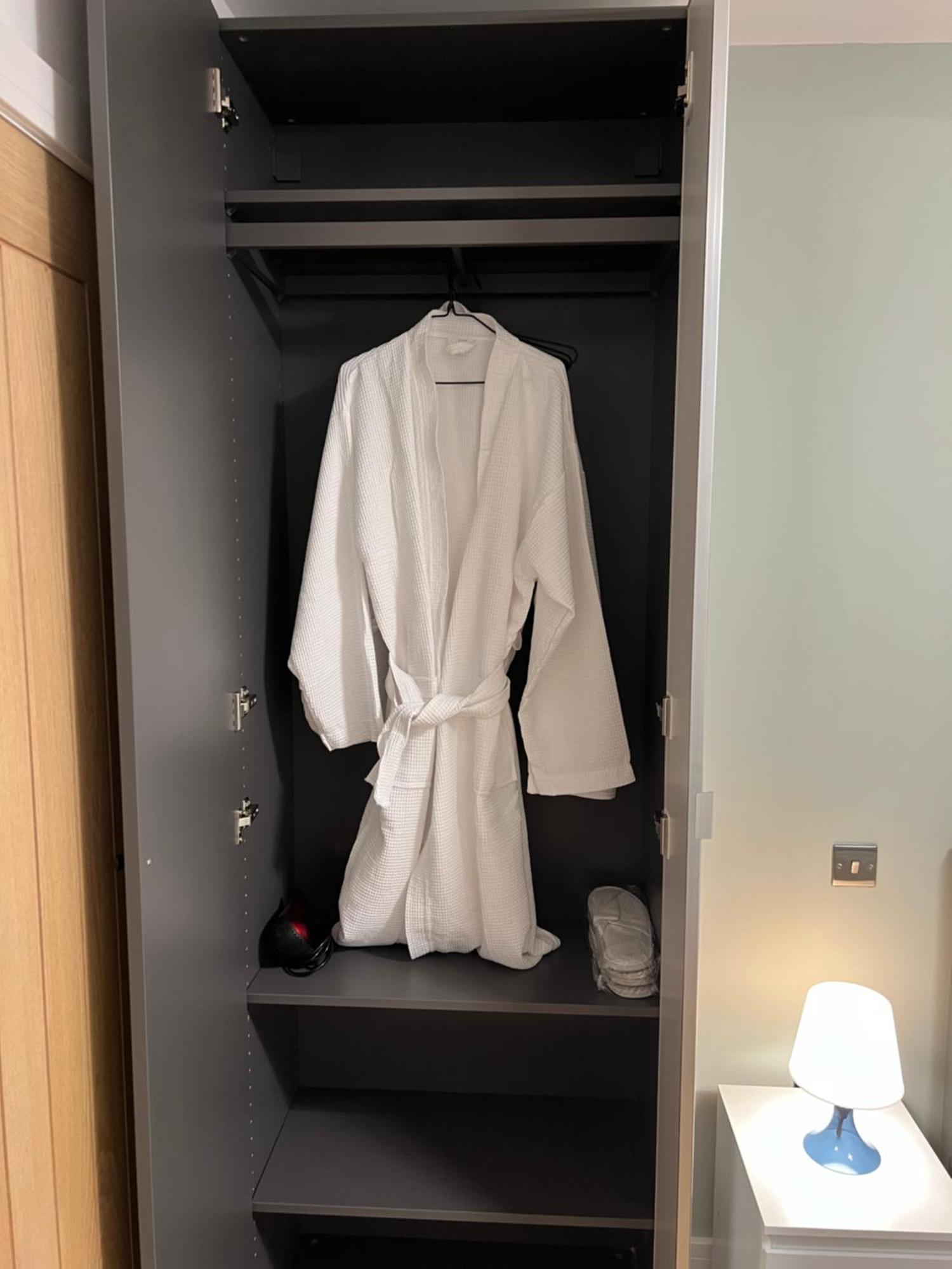 Modern Suite Feltham Buitenkant foto
