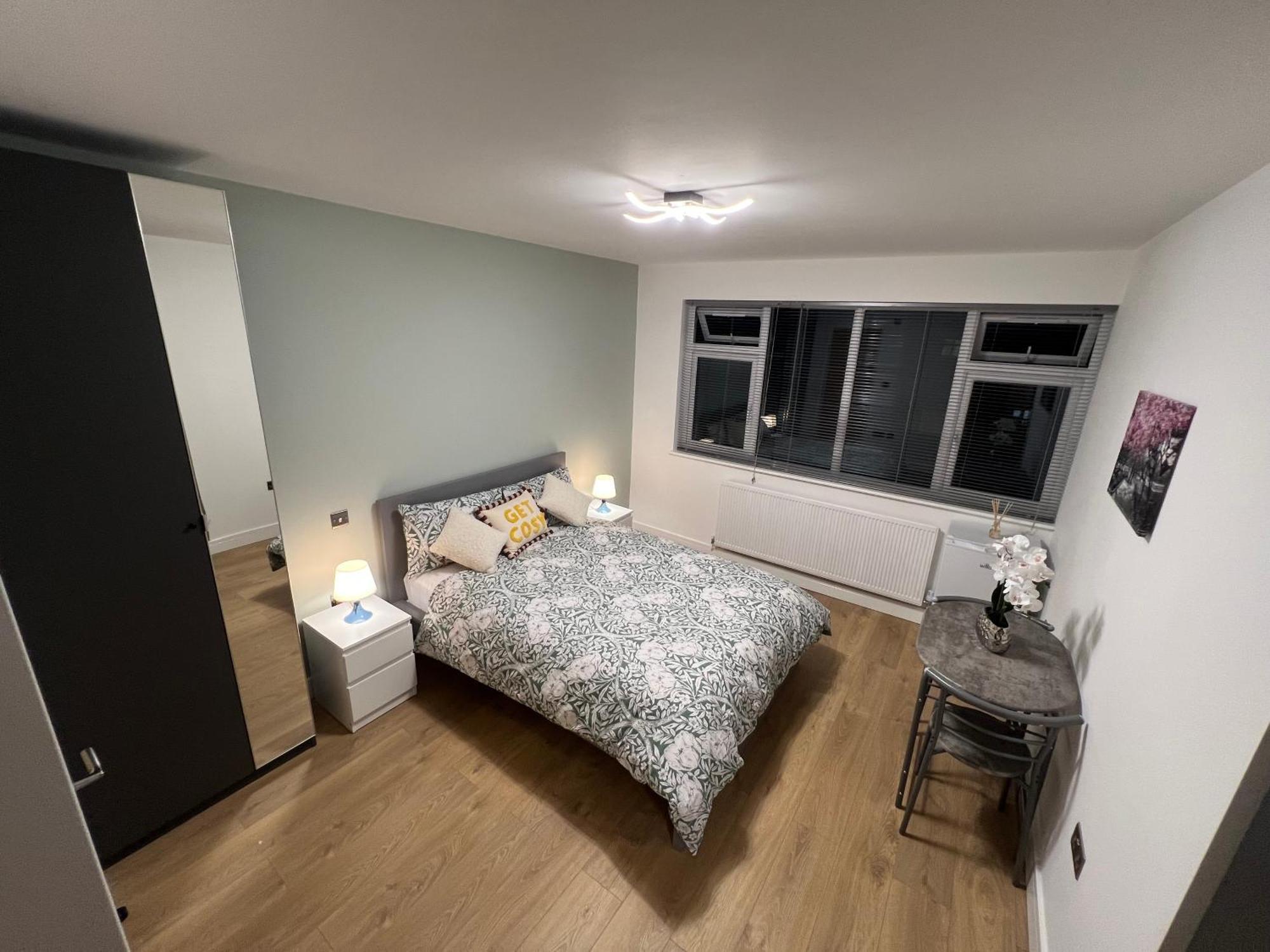 Modern Suite Feltham Buitenkant foto