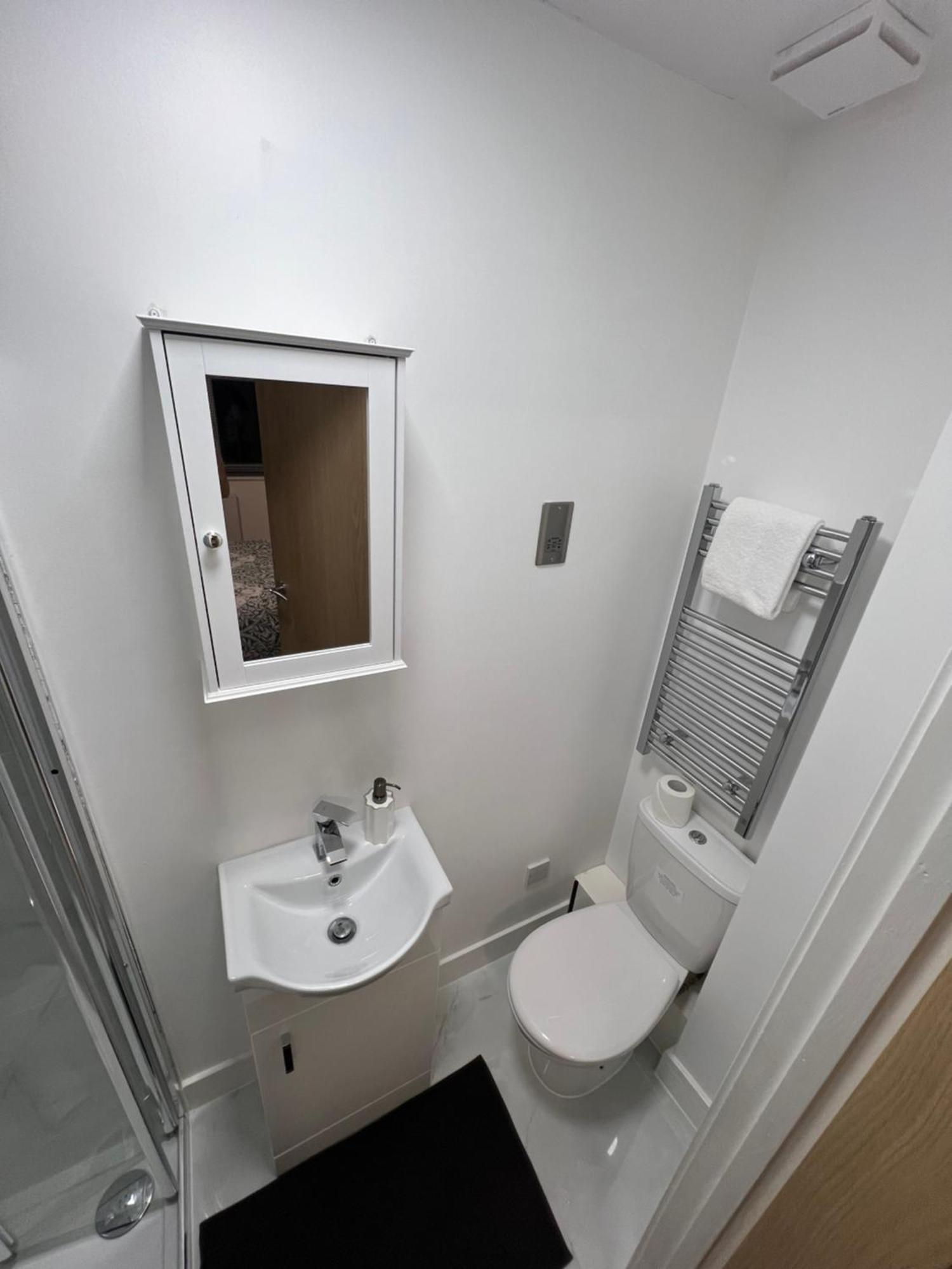 Modern Suite Feltham Buitenkant foto
